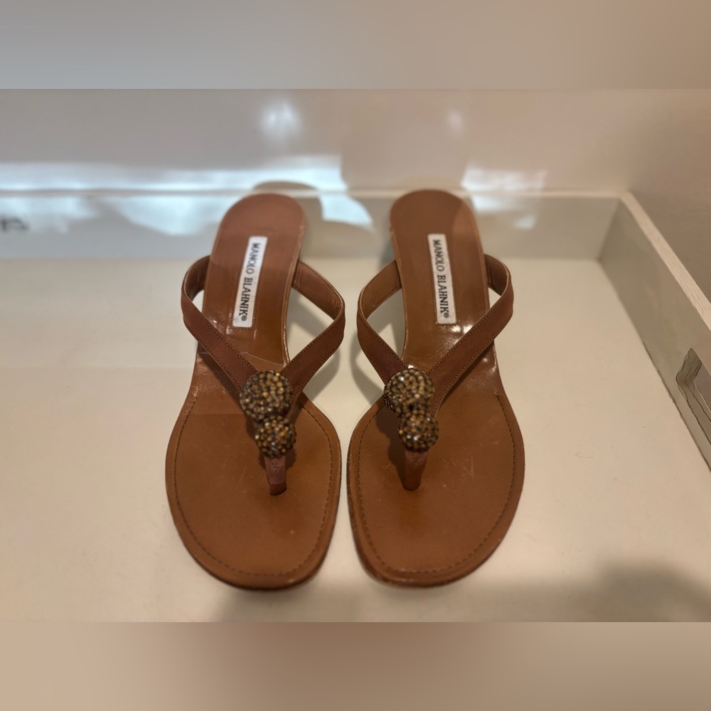 MANOLO BLAHNIK Kitten Heel Flip Flop